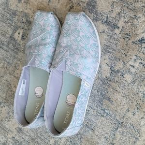 TOMS womens seashell shoes size 8
